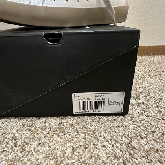 ShuShop Women’s Mia Sneakers - Picture 2 of 10